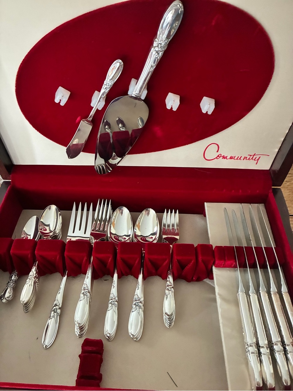 Oneida White Orchid Silver plate Flatware Set for 8 with Red Velvet Case
